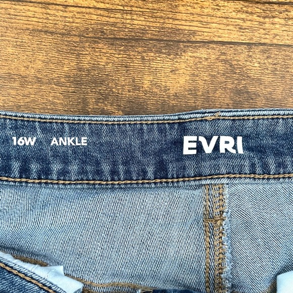 EVRI Size 16W Distressed Tulip Raw Hem High Rise Ankle Jeans Medium Wash Stretch - Picture 7 of 10